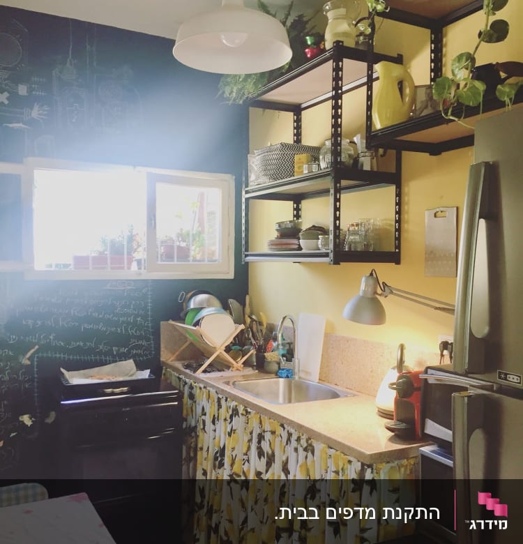 מטבח עם מדפים, כיור וכלים